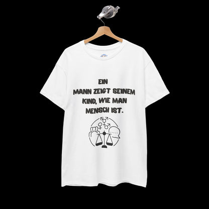 Herren T-Shirt mit lustigem Vater-Spruch "Ein Mann zeigt seinem Kind, wie man Mensch ist" - Premium Baumwolle